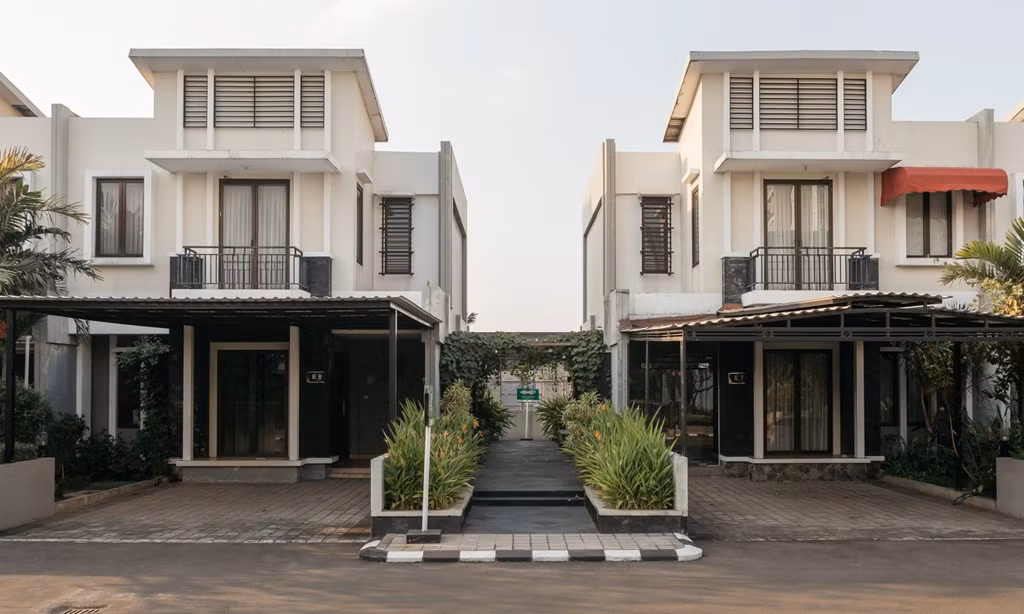 Khu phức hợp được thiết kế đường dốc để người dân Cosmo Park lái ôtô xuống mặt đất hoặc mang lên cất trên tầng thượng. Tòa nhà còn thiết kế rào sắt bao quanh khuôn viên khu dân cư để tránh những sự cố té ngã hoặc vô tình đâm xe đến bờ tường. Phía sau lớp hàng rào bảo vệ là những tòa nhà chọc trời và "rừng bê tông" nhà cửa tại Jakarta. Ảnh: Muhammad Fadli.