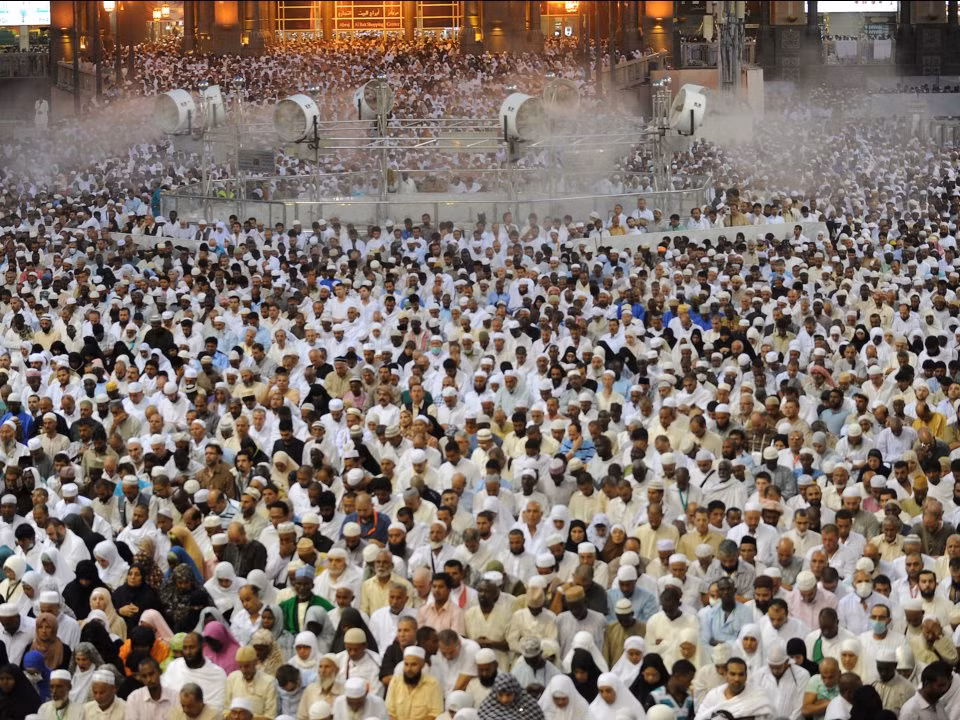 Thành phố Mecca có khoảng 1,5 triệu cư dân thường trú. Tuy nhiên, ước tính hơn 2 triệu người hành hương đổ về thánh địa này trong 6 ngày của lễ hành hương Hajj hàng năm.