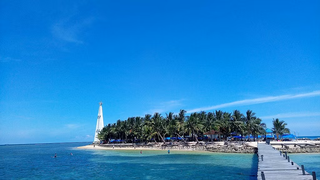 Kể từ khi Indonesia mở cửa lĩnh vực khoáng sản và tài nguyên thiên nhiên cho đầu tư nước ngoài từ những năm 1970 của thế kỷ 20, Đông Kalimantan đã trải qua quá trình tăng trưởng nhanh chóng trong lĩnh vực đồ gỗ, dầu khí và lâm sản. Ảnh: Wikipedia.