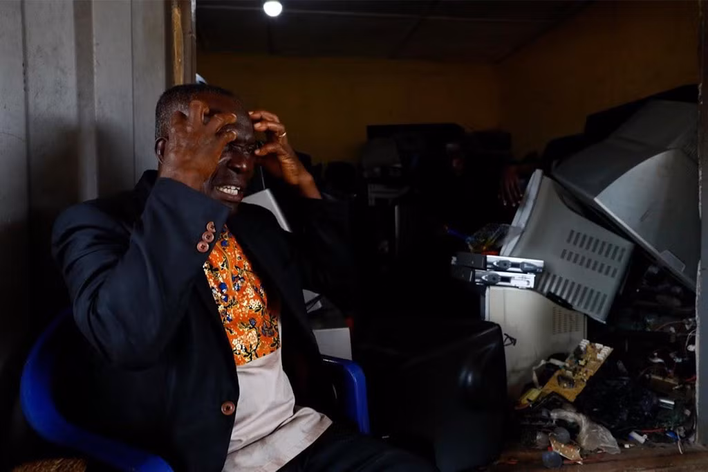Ông Kwaku Agyei, một mục sư và người cao tuổi ở Obuasi, đã kể câu chuyện buôn bán những người nô lệ lao động trẻ tuổi ở khu vực lân cận với sự căm phẫn cùng lòng tự hào khôn nguôi về tổ tiên của mình.