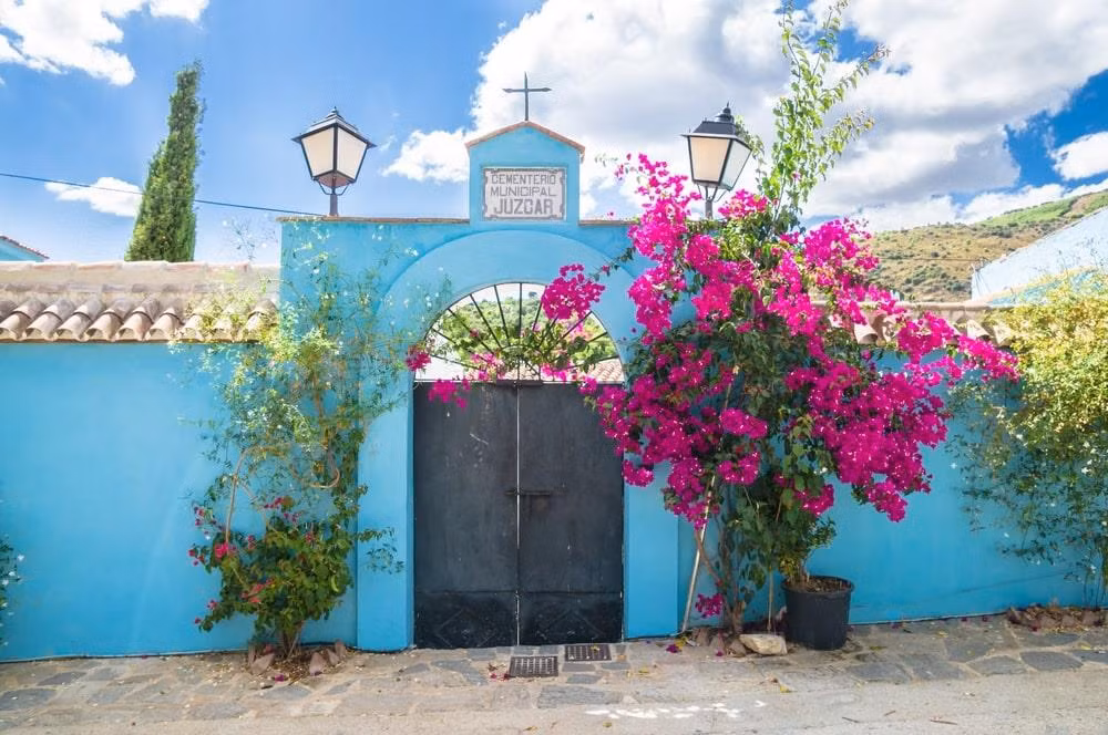 Từ khi đổi tên thành Blue Village, số lượng khách ghé thăm nơi đây dần giảm. Phần lớn điểm cung cấp dịch vụ cho du khách như nhà hàng, nơi vệ sinh công cộng... đều đóng cửa. Ảnh: Pabkov.
