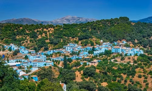 Nằm giữa rừng núi thuộc tỉnh Malaga, Tây Ban Nha, những tòa nhà trong thị trấn Juzcar được sơn lại màu xanh da trời vào năm 2011. Hoạt động này nằm trong chiến dịch quảng cáo của bộ phim hoạt hình The Smurfs ( Xì Trum), sử dụng gần 3.800 lít sơn. Ảnh: Cineuno.