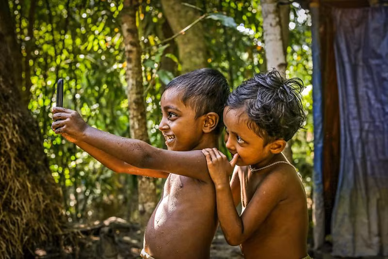 Khoảnh khắc đáng yêu thời công nghệ của 2 cậu bé ở Bangladesh.