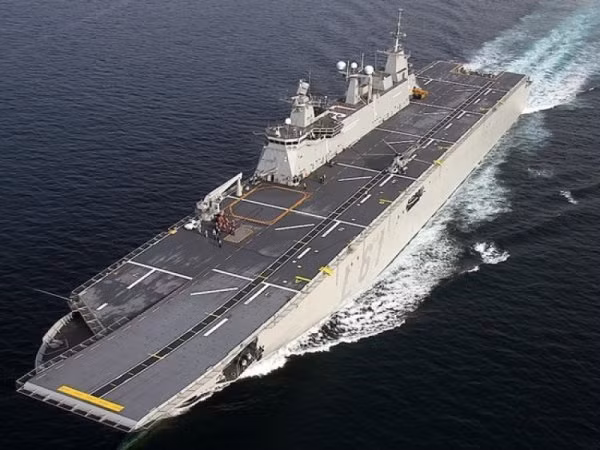 Dù được xếp vào loại tàu đổ bộ tấn công, tuy nhiên TCG Anadolu được trang bị đường băng với cầu nhảy giúp nó có thể triển khai được các loại máy bay phản lực có khả năng cất cánh trên đường băng ngắn và hạ cánh thẳng đứng. Mà theo đó, kế hoạch mua F-35 của Thổ Nhĩ Kỳ nhiều khả năng là để các máy bay này phục vụ trên TCG Anadolu như một tàu sân bay thực thụ. Nguồn ảnh: Gazetesi.