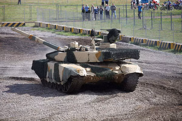Tính tới năm 2016, Quân đội Ấn Độ có 21 trung đoàn xe tăng T-90. Mỗi trung đoàn xe tăng T-90MS của Ấn Độ có 45 xe tăng trong trạng thái trực chiến và 17 chiếc dùng để dự bị và huấn luyện, tổng cộng 62 chiếc cho mỗi trung đoàn. Nguồn ảnh: QQ.