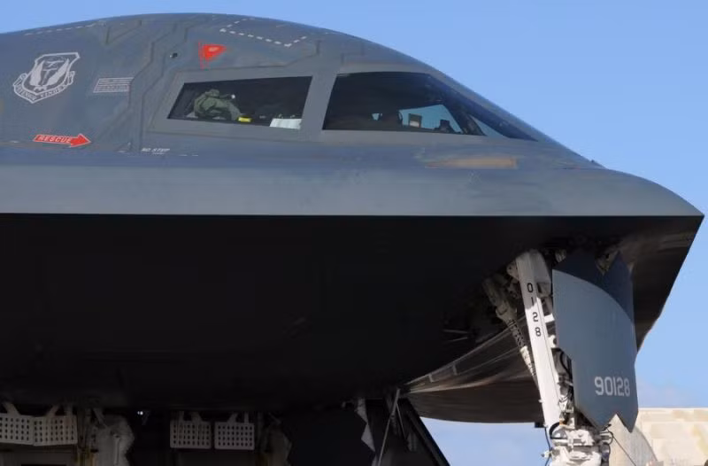 Mặc dù vậy có thể khẳng định, B-21 Raider vẫn sử dụng lại thiết kế không thân như trên B-2 Spirit. Điều này giúp máy bay có không gian lớn nhất để chứa vũ khí dưới hai cánh và không hạn chế tối đa được các mối hàn, táng đinh. Nguồn ảnh: BI.