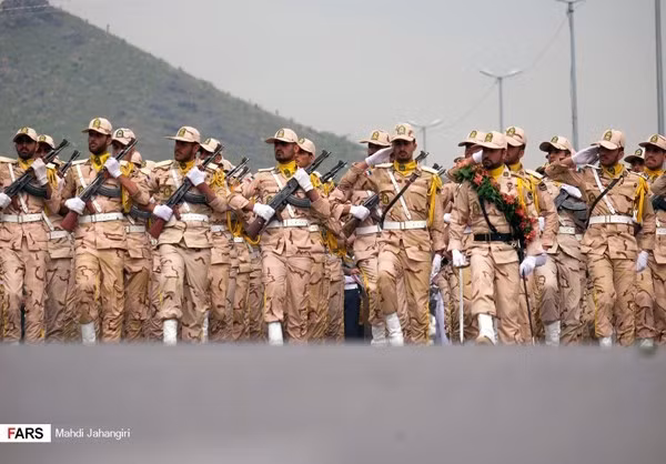 Việc đưa các loại vũ khí khí tài do Iran tự phát triển độc lập ra duyệt binh cho thấy sức mạnh nội tại của quốc gia này dù đã chịu lệnh cấm vận tròn 40 năm. Nguồn ảnh: Farsnews.