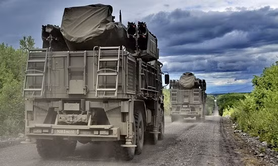 Khác với các tổ hợp Pantsir-S1 trước đây, Pantsir-SM cũng được cho là có khả năng tương thích với các loại mục tiêu tương lai như UAV tàng hình mang vũ trang hoặc các loại UAV kích thước nhỏ dùng cho nhiệm vụ trinh sát. Nguồn ảnh: Armyrecognition.