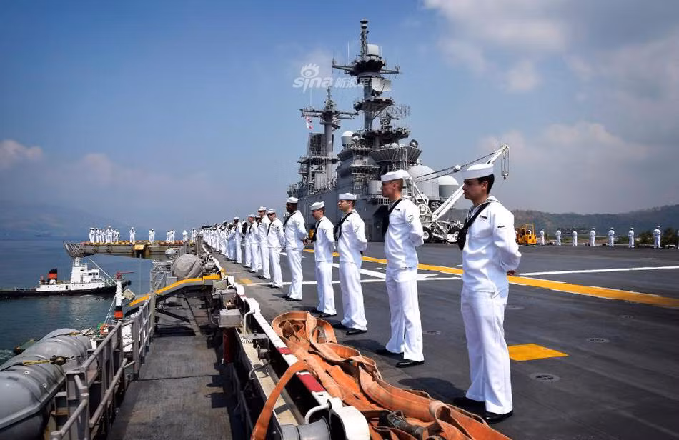 Thuỷ thủ trên tàu USS Wasp khi tàu đổ bộ tấn công này tiến vào vịnh Subic. Nguồn ảnh: Sina.