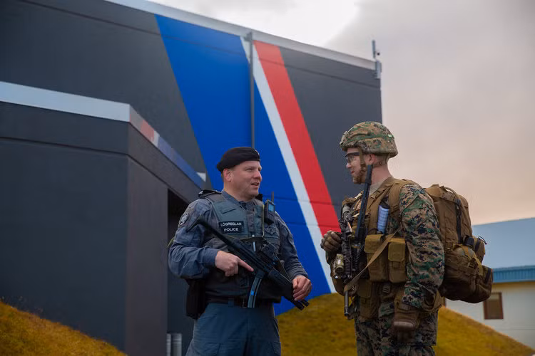 Một quốc gia... không có quân đội nhưng vẫn gia nhập NATO đó là Iceland. Dù không có quân đội, Iceland vẫn có lực lượng vệ binh quốc gia, tuần duyên và có cử một vài lực lượng gìn giữ hoà bình ra nước ngoài. Nguồn ảnh: BI.