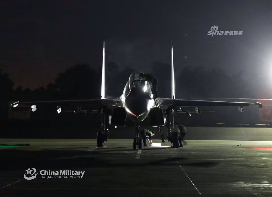 Ngược lại, Su-30MKI của Ấn Độ lại có hệ thống radar tiên tiến hơn rất nhiều loại NIIP N011M Bars cho phép quét mục tiêu ở khoảng cách tối đa lên tới 400 km, bắt bám mục tiêu ở khoảng cách tối đa 200 km và theo dõi được cùng lúc 15 mục tiêu khác nhau.