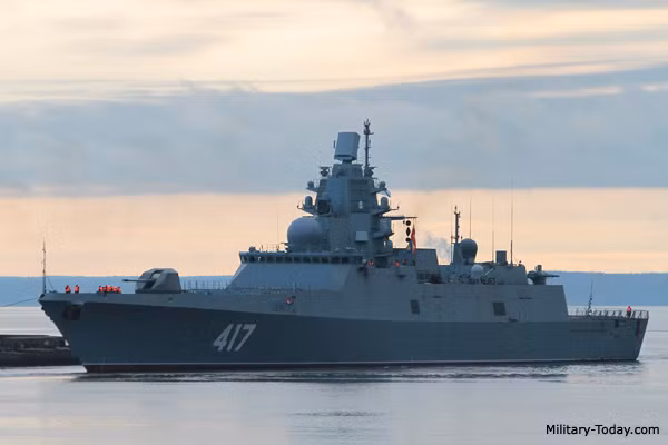 Sức mạnh của Gorshkov đến từ hệ thống radar cảm biến cùng hệ thống vũ khí trên tàu. Cụ thể, Gorshkov sử dụng radar Furke-4 5P-27 để do thám và truy vết vật thể bay, sử dụng hệ thống chủ động 5P-20K để dẫn đường tiêu diệt mục tiêu bay. Nguồn ảnh: Sputnik.