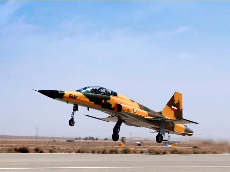 Truyền thông Iran cũng thừa hiểu rằng Kowsar là chiếc chiến đấu cơ được thiết kế dựa trên thiết kế của F-5 - một chiến đấu cơ thế hệ ba. Tuy nhiên truyền thông nước này vẫn xoáy vào yếu tố "tiêm kích đầu tiên được thiết kế và sản xuất bởi một quốc gia Hồi giáo" để tán dương cho Kowsar. Nguồn ảnh: QQ.