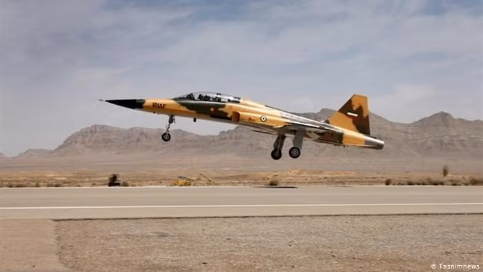 Khác với F-5, tiêm kích HESA Kowsar của Iran được cho là có thiết kế kiểu dáng khí động học như một chiến đấu cơ thế hệ bốn cùng với hệ thống kiểm soát hoả lực hiện đại hơn nhiều so với chiến đấu cơ F-5 do Northrop chế tạo trước đây. Nguồn ảnh: QQ.