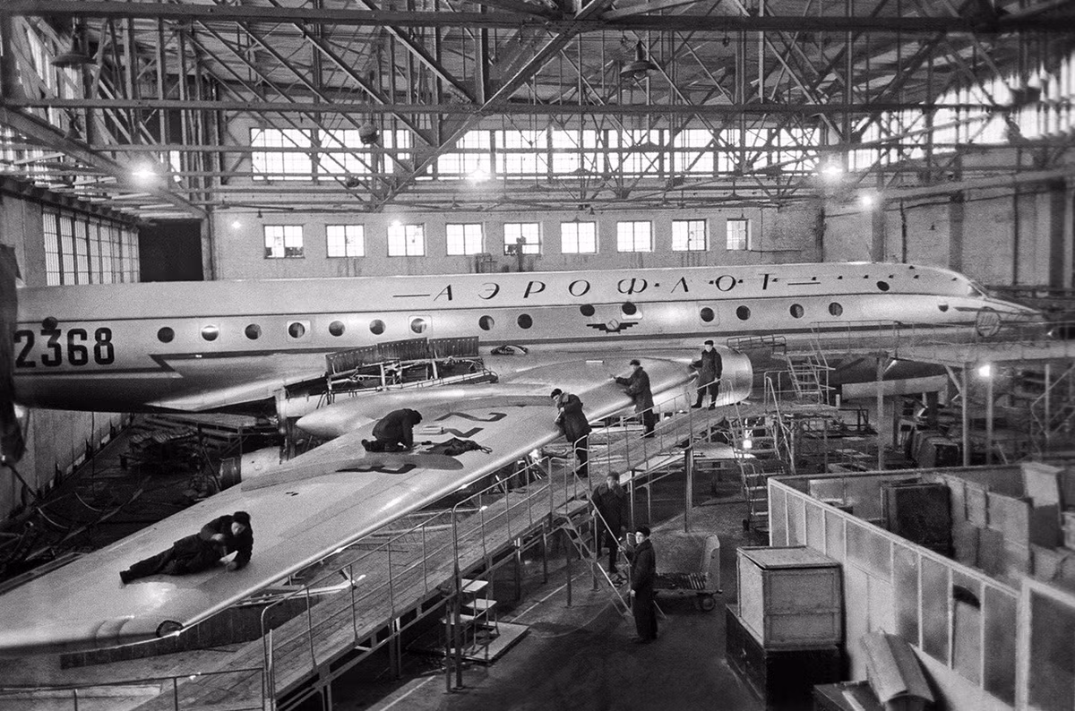 Năm 1956, ba chiếc Tu-104 đã bay an toàn từ Moscow tới tận London, Anh. Đây là sự kiện gây shock cho toàn thế giới khi Liên Xô đã chứng tỏ sự tiến bộ vượt bậc của mình trong ngành hàng không dân dụng. Nguồn ảnh: Rnbe.