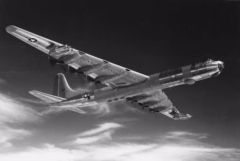 Được sử dụng bắt đầu từ năm 1946 và tới năm 1959 thì bị loại biên, Convair B-36 Peacemaker là một trong những loại máy bay ném bom chiến lược có khả năng triển khai vũ khí hạt nhân cồng kềnh nhất của Mỹ. Nguồn ảnh: Individual.