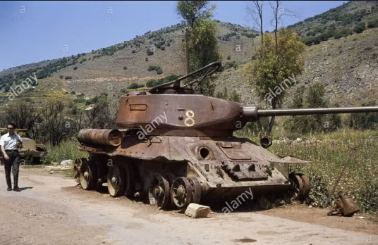 Một chiếc xe tăng T-34/85 nằm phơi mình giữa cái nắng, gió của Trung Đông. Nguồn ảnh: Alamy.