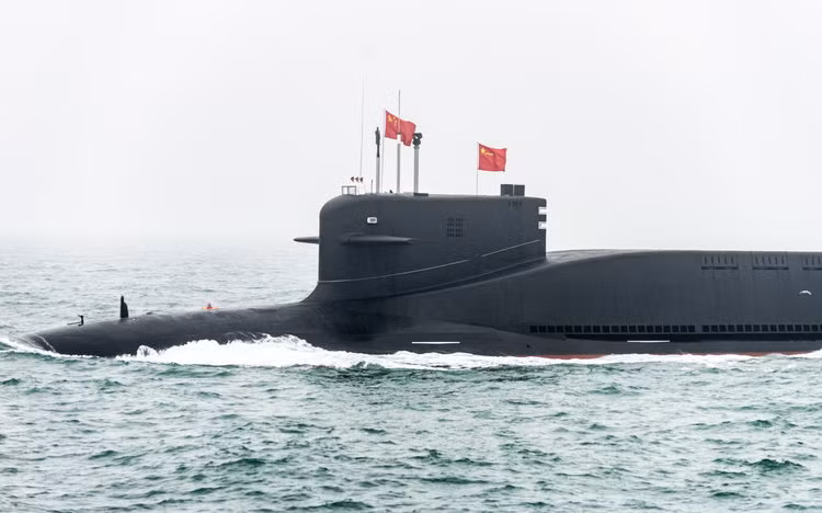 Tiếp theo là tàu ngầm Type 094. Đây là tàu ngầm mang tên lửa đạn đạo sử dụng động cơ hạt nhân do lực lượng hải quân Trung Quốc phát triển và đưa vào sử dựng từ năm 2007 tới nay. Nguồn ảnh: BI.