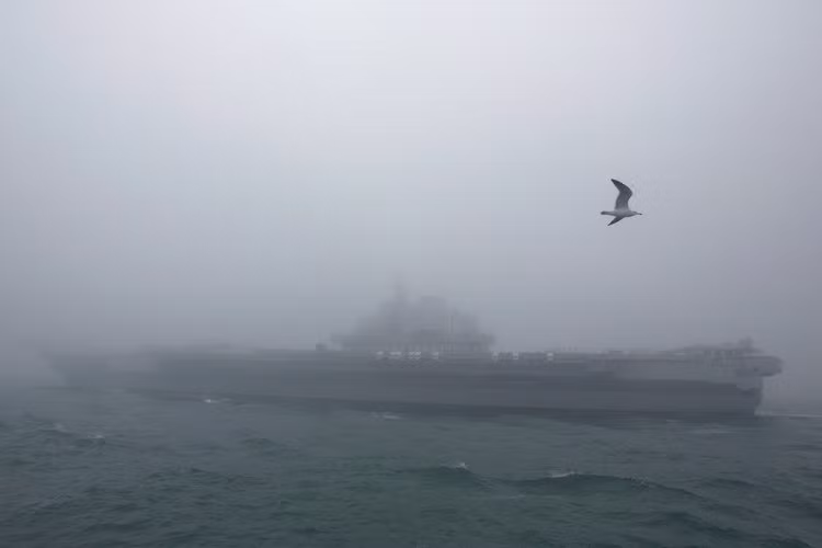 Kế đó là tàu sân bay đầu tiên của Trung Quốc - tàu sân bay Liêu Ninh. Nguồn ảnh: BI.