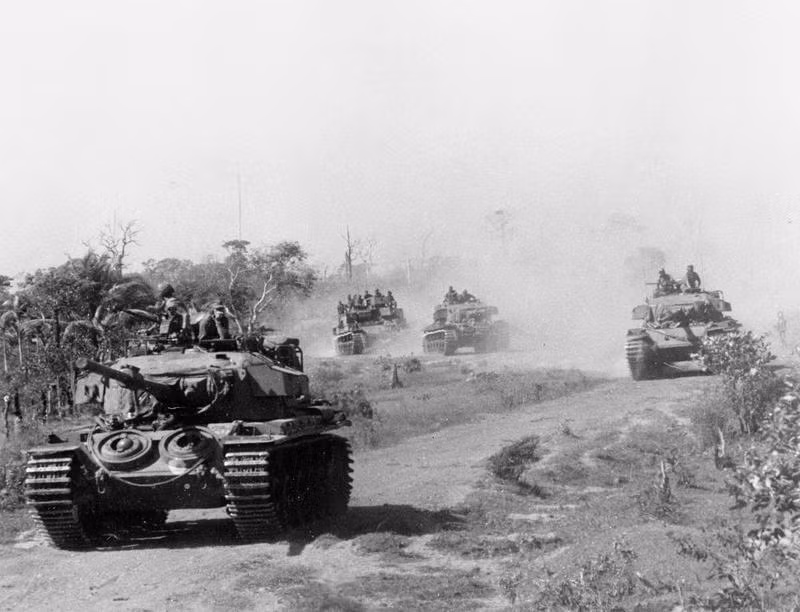Thảm họa nhất với Centurion đó là tầm hoạt động chỉ... 80 km trước khi hết xăng. Ngoài ra chiếc xe tăng này còn có tốc độ tối đa cực thấp, chỉ 35 km/h. Nguồn ảnh: Historyonline.