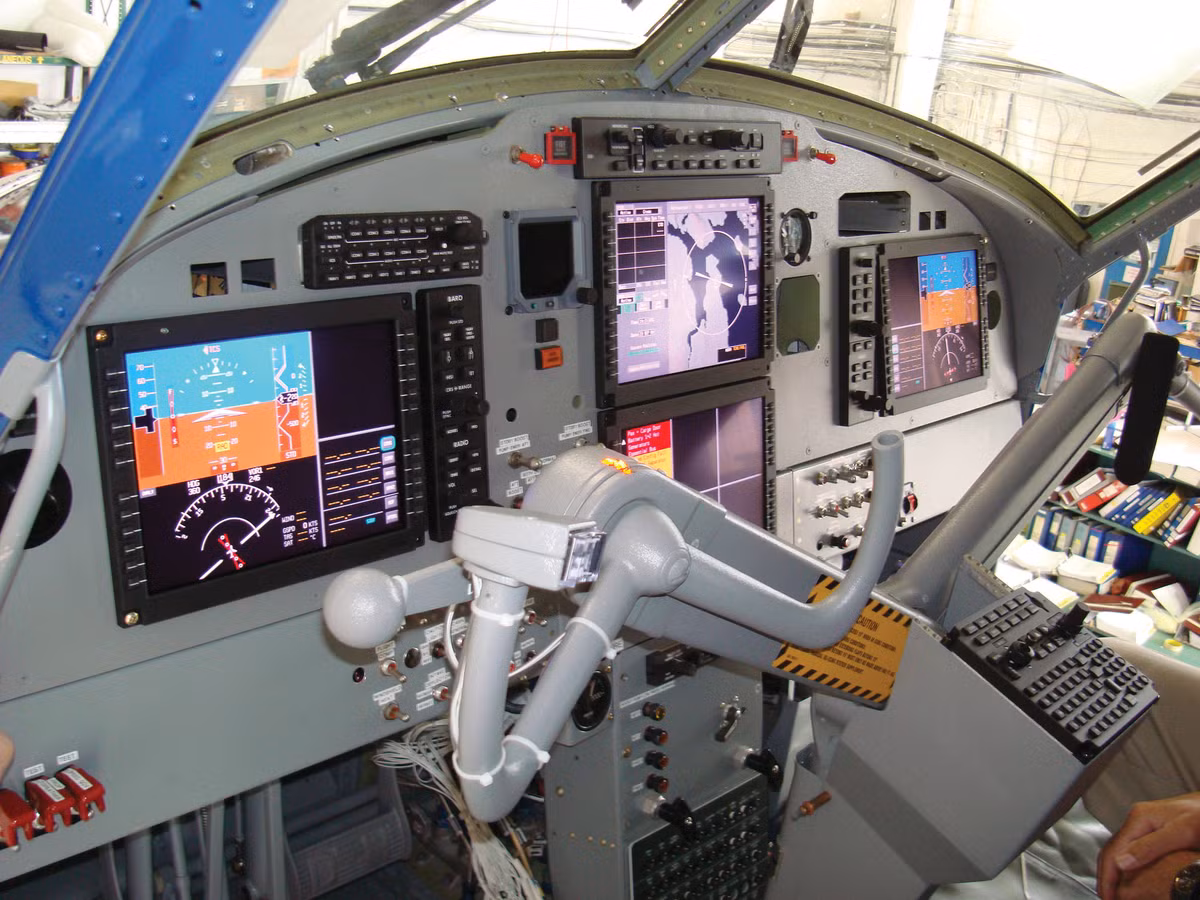 DHC-6-400 của Việt Nam được trang bị hệ thống radar giám sát hàng hải EL/M-2022A có khả năng theo dõi đồng thời 256 mục tiêu nổi trên biển, tầm quan sát 200 hải lý. Ngoài ra, DHC-6-400 của Việt Nam còn có MiniPOP - là hệ thống quan sát ngày - đêm với độ phân giải cao. Nguồn ảnh: Jetphoto.