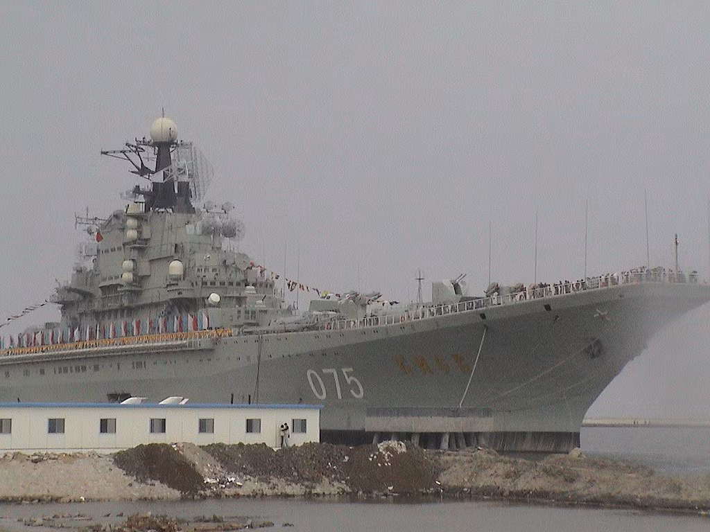 Loại tàu sân bay thứ hai mà Liên Xô sở hữu là tàu sân bay tuần dương hạm lớp Kiev. Chiếc đầu tiên mang tên Kiev được Liên Xô đưa vào biên chế năm 1975 trong khi chiếc thứ hai mang tên Minsk được đưa vào biên chế năm 1978. Nguồn ảnh: Englishrussia.