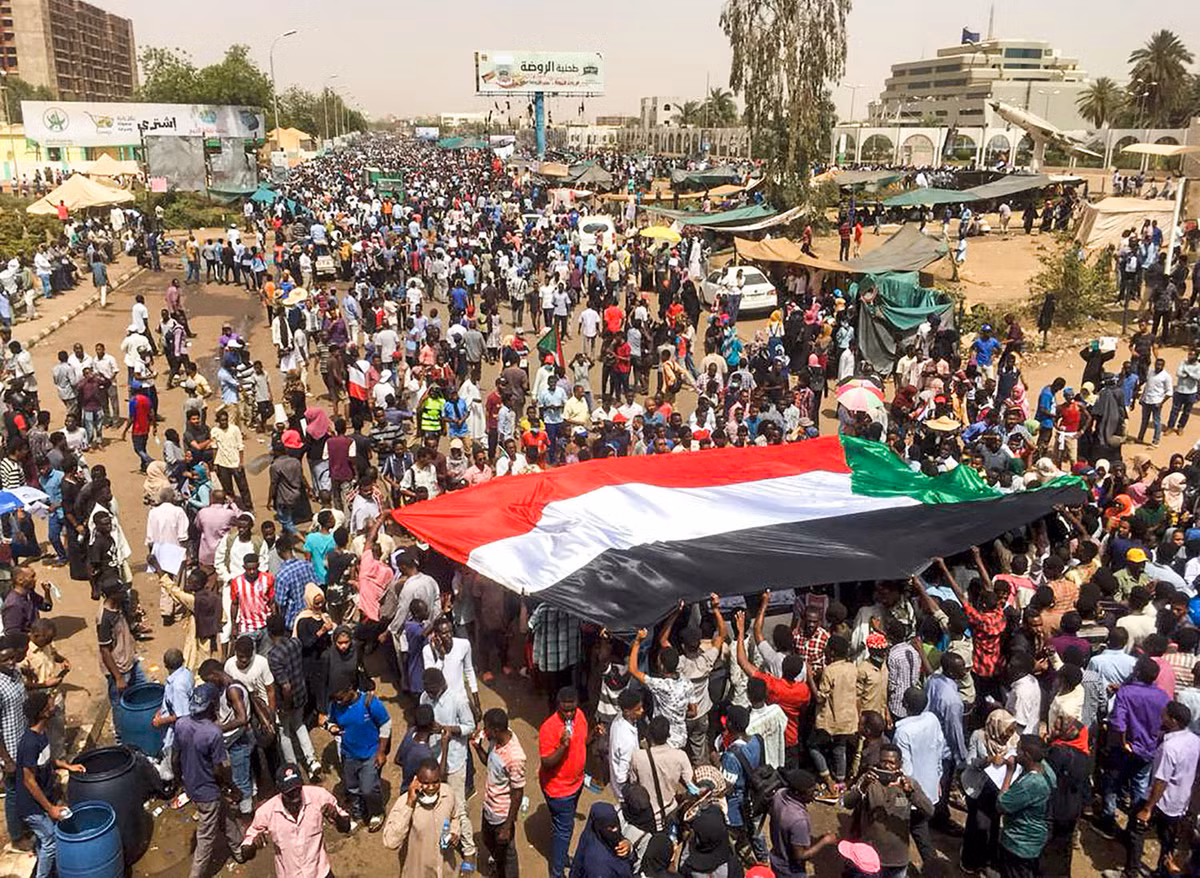 Giới chức Sudan khẳng định, số người thiệt mạng trong các cuộc biểu tình kể từ tháng 12 năm ngoái đến nay là 38 người, song Tổ chức Giám sát nhân quyền (HRW) cho rằng con số thực tế lên tới 51 người. Nguồn ảnh: Theatlantics.
