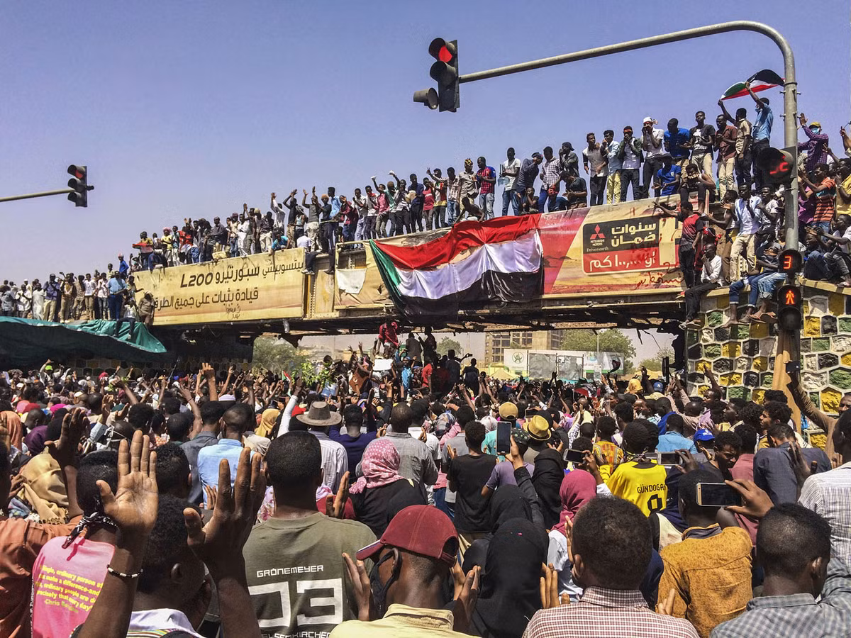 Theo các thông tin được báo chí quốc tế đăng tải, cuộc biểu tình ở Sudan diễn ra với quy mô lớn nhất tại thủ đô Khartoum và khu vực Darfur. Nguồn ảnh: Theatlantics.