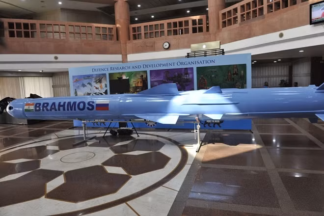 BrahMos-ER là phiên bản tên lửa hành trình BrahMos có khả năng được triển khai từ trên không nhờ các tiêm kích Su-30 MKI của Không quân Ấn Độ. Giống như mọi phiên bản tên lửa BrahMos khác, các nhà quan sát cho rằng BrahMos-ER hoàn toàn có khả năng được trang bị đầu đạn hạt nhân. Nguồn ảnh: Times.