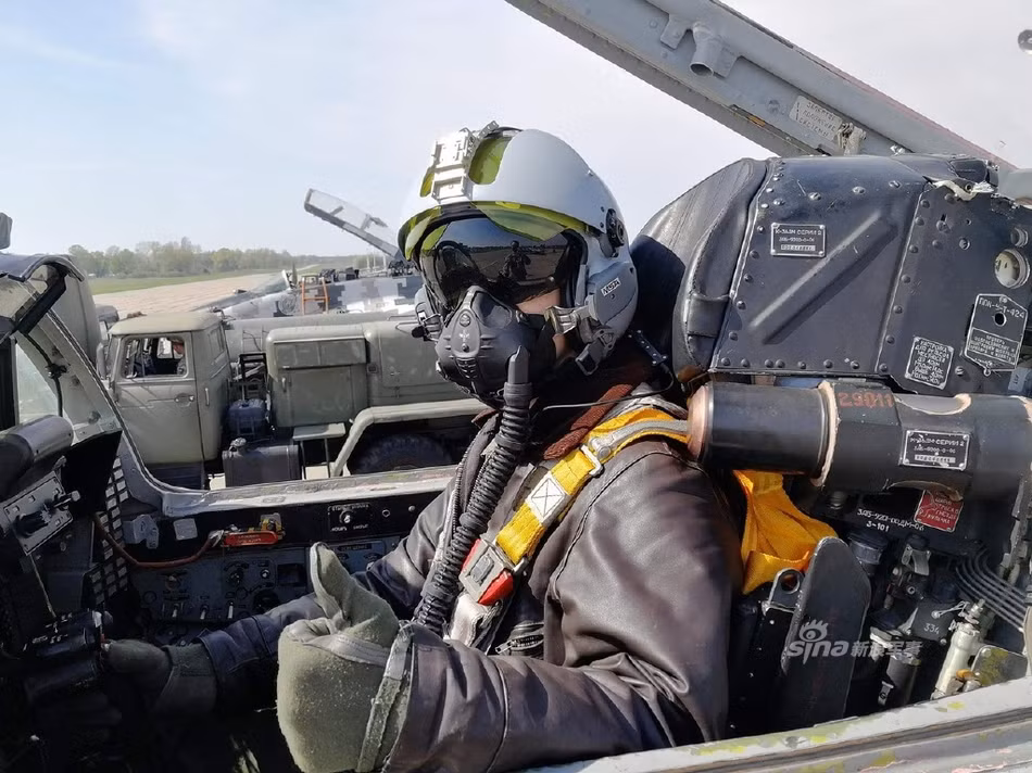 Theo các phi công Ukraine trực tiếp tham gia thử nghiệm này, mũ bay của Pháp đã được lập trình lại để phù hợp với loại máy bay MiG-29 và nó có độ thoải mái hơn hẳn so với mũ bay mặc định mà Ukraine sản xuất. Nguồn ảnh: Sina.