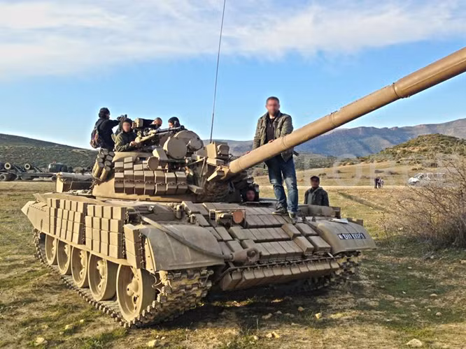 Khẩu pháo chính của T-55 có cỡ nòng 100mm vẫn được giữ nguyên, hệ thống kiểm soát hoả lực của T-55M/AMV chỉ được trang bị thêm hệ thống cảm biến cùng kênh lade đo xa. Điều này có nghĩa là độ chính xác tăng, còn sức công phá của T-55AMV vẫn được giữ nguyên. Nguồn ảnh: Dambiev.