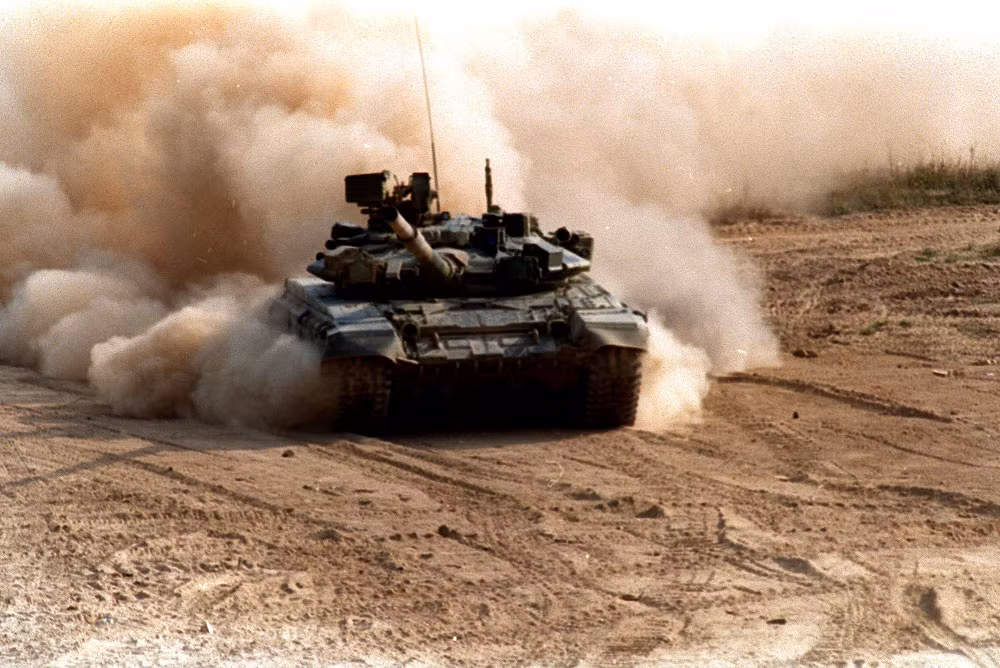 Hiện tại không chỉ có T-90 của Nga mà cả T-80, T-72, T-67 và thậm chí là T-55M6 cũng đang sử dụng loại pháo này. Ngoài ra còn có Croatia, Iran, Iraq, Triều Tiên, Ba Lan, Ukraine và nhiều quốc gia khác cũng đang sử dụng khẩu pháo này trên các xe tăng chủ lực tự sản xuất. Nguồn ảnh: Warzone.