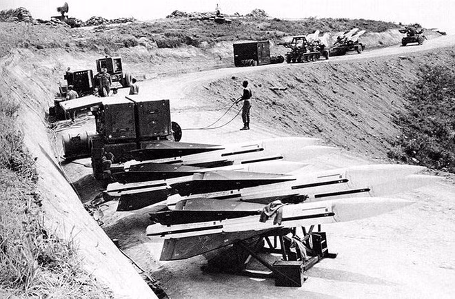 Sau khi được phóng ra khỏi bệ, tên lửa MIM-23 sẽ triển khai cánh rộng 1.19 mét và có tầm hoạt động từ 45 tới 50 km, cao độ tiêu diệt mục tiêu tối đa là 20.000 mét. Nguồn ảnh: Warhistoryonline.