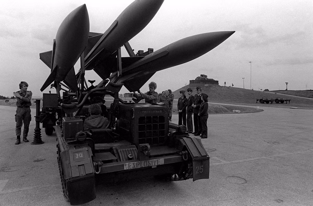 Còn ở Việt Nam, tổ hợp MIM-23 đã được Thuỷ quân Lục chiến Mỹ "mang đến và mang về" mà không giải quyết được vấn đề gì. Có lẽ vì quá lo sợ dàn vũ khí phòng không mạnh mẽ này rơi vào tay quân giải phóng, Thuỷ quân Lục chiến Mỹ đã "sơ tán" MIM-23 ra khỏi miền Nam Việt Nam từ trước khi lực lượng này rút quân. Nguồn ảnh: Warhistoryonline.