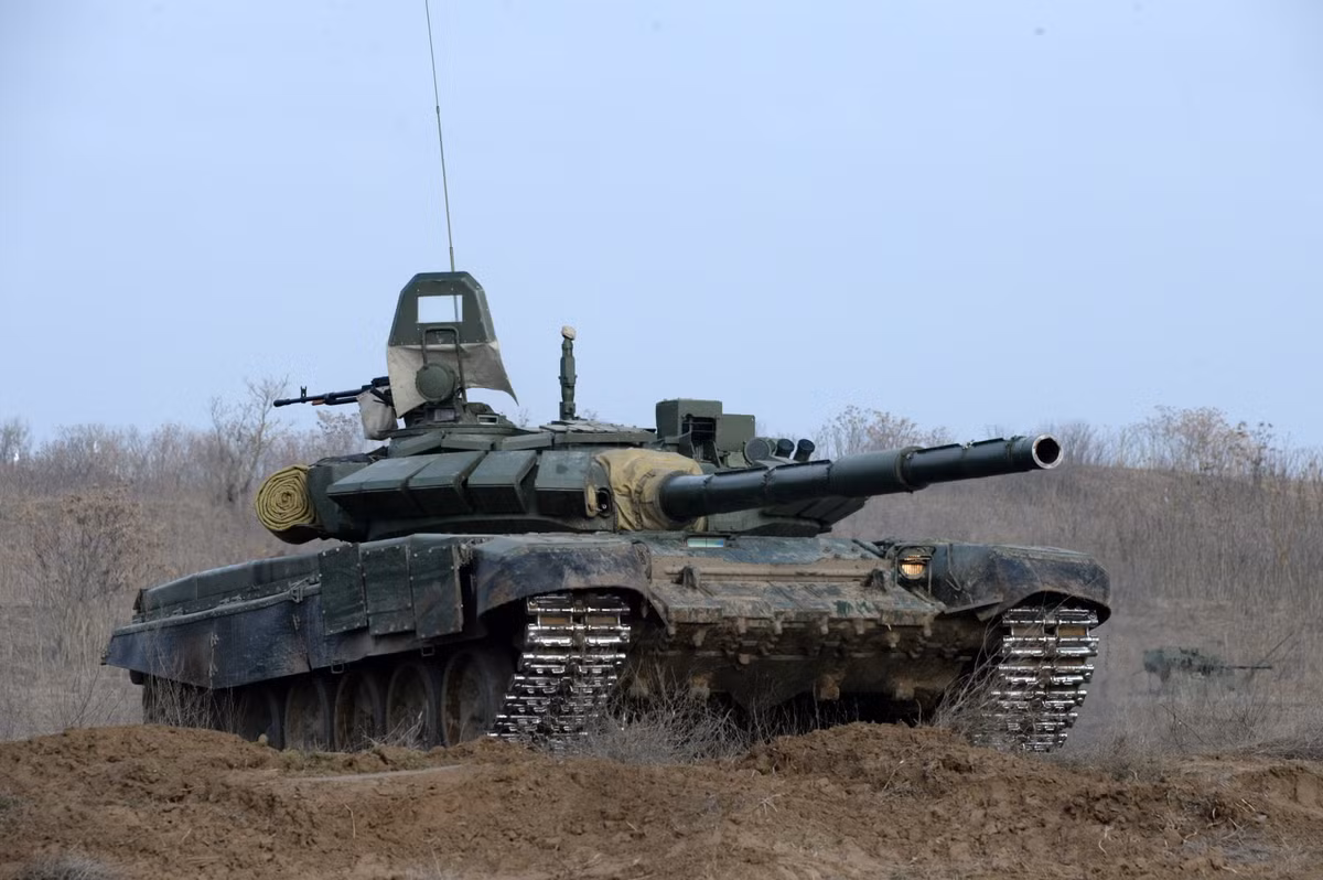 T-72 vẫn tiếp tục được coi là xe tăng chủ lực hiện đại rẻ tiền nhất thế giới với giá chỉ 1,5 triệu USD mỗi chiếc. Thậm chí quân đội Nga vẫn sử dụng loại xe tăng này làm chủ lực do yếu tố giá thành của chúng. Nguồn ảnh: QQ.