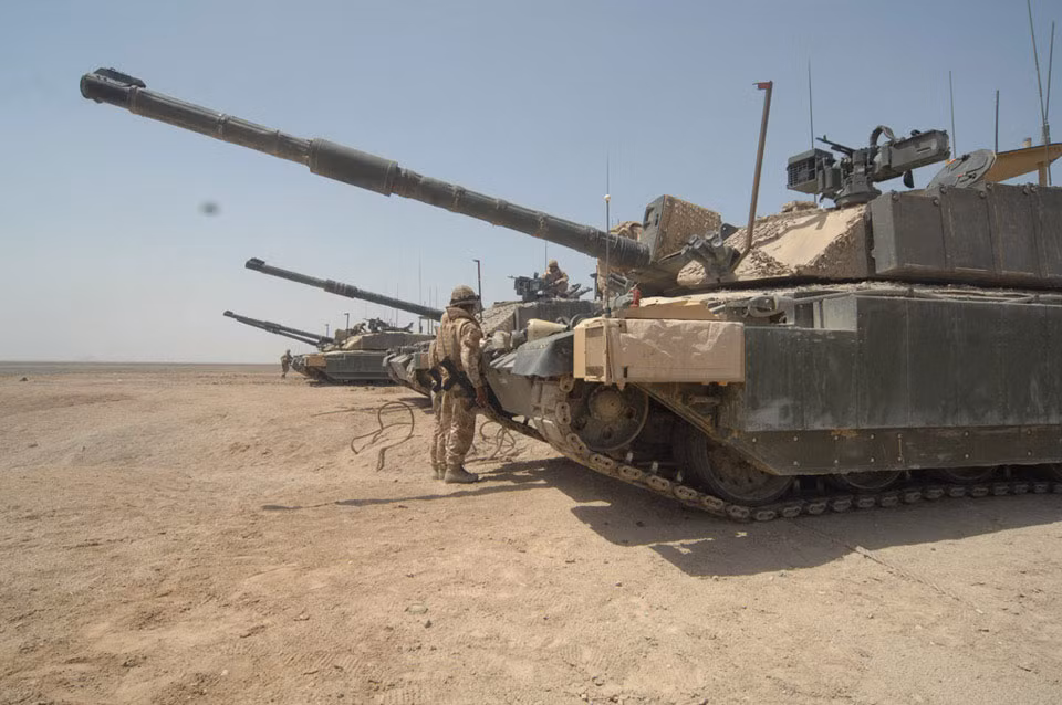 Một báo cáo ghi nhận, xe tăng Challenger 2 của Anh từng dính tới 14 quả đạn chống tăng ở cự ly gần, bao gồm cả tên lửa chống tăng MILAN. Kết quả là chiếc Challenger vẫn không bị hạ, được kéo về và sửa chữa lại ngay sau đó, kíp lái hoàn toàn an toàn. Nguồn ảnh: Challenger.