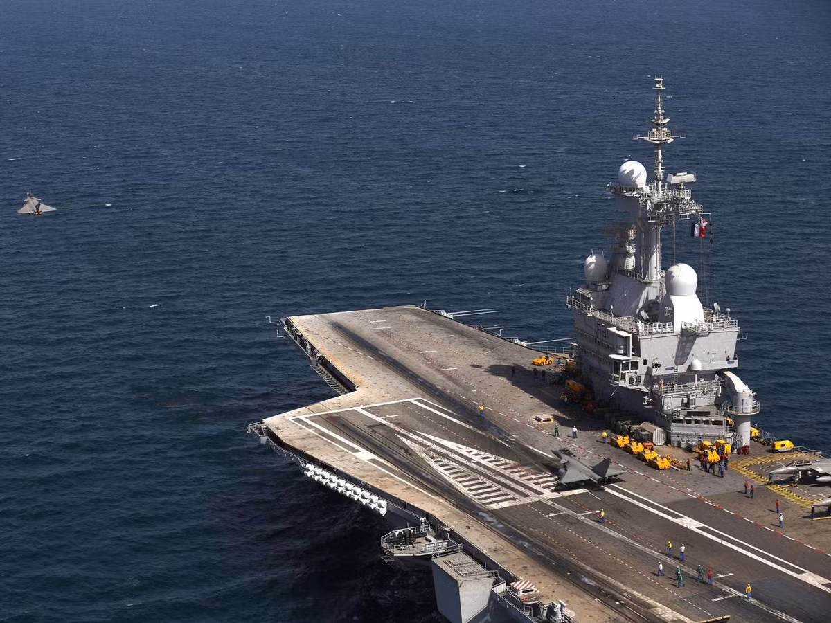 Charles de Gaulle là tàu sân bay duy nhất của Pháp hiện tại và cũng là tàu sân bay hạt nhân duy nhất trên thế giới hiện không mang quốc tịch Mỹ. Tàu được hạ thuỷ từ năm 1994 và bắt đầu thực hiện chuyến đi biển đầu tiên từ năm 2001. Nguồn ảnh: Forces.