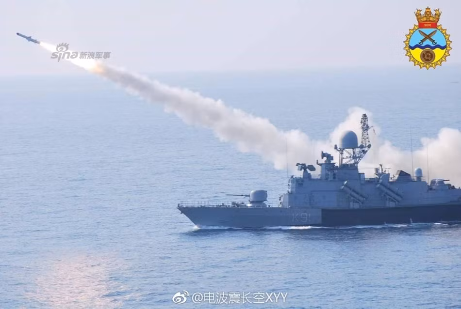 Ngoài cơ cấu phóng từ mặt đất, Kh-35 còn có khả năng triển khai từ cơ cấu phóng trên không - bằng các loại trực thăng và cơ cấu phóng trên biển - từ các loại tàu chiến cỡ lớn. Kh-35 còn có biệt danh khác là Harpoonski do nó có vẻ ngoài khá tương đồng với AGM-84 Harpoon của Mỹ. Nguồn ảnh: Sina.