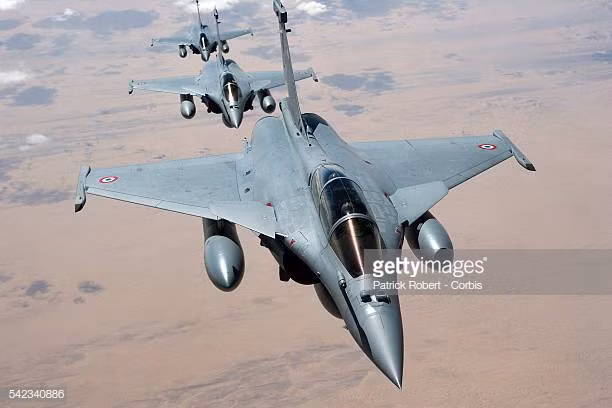 Các chiến đấu cơ Rafale của Pháp được trang bị ghế phóng MkF16F thiết kế bởi Martin Baker. Các ghế phóng này được trang bị hai tên lửa phóng và hoạt động theo kiểu Zero/Zero - nghĩa là phóng được phi công ra ngoài an toàn trong trường hợp độ cao của máy bay bằng 0 và tốc độ của máy bay cũng bằng 0. Nguồn ảnh: Gettyimg.