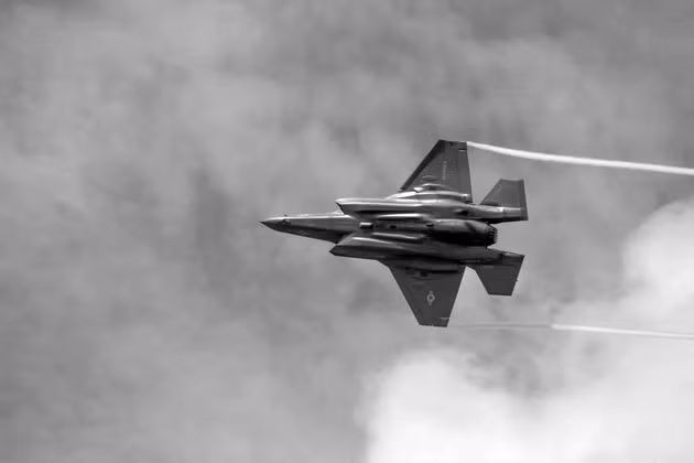 Các bí mật trên chiếc F-35 quan trọng nhất là công nghệ chế tạo lớp vỏ bọc tàng hình. Với việc có được lớp vỏ này trong tay, Nga hay Trung Quốc hoàn toàn có thể dễ dàng tìm ra cách khắc chế, phát hiện sớm các loại chiến đấu cơ F-35 bằng hệ thống radar hiện có của các nước này. Nguồn ảnh: BI.