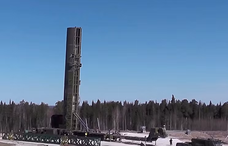 Tổng thống Nga Vladimir Putin phát biểu trong cuộc họp với quan chức chính phủ nước này vào hôm qua đã cho biết, quá trình thử nghiệm cuối cùng của tên lửa đạn đạo liên lục địa RS-28 Sarmat đang diễn ra tốt đẹp. Nguồn ảnh: LuncherF.