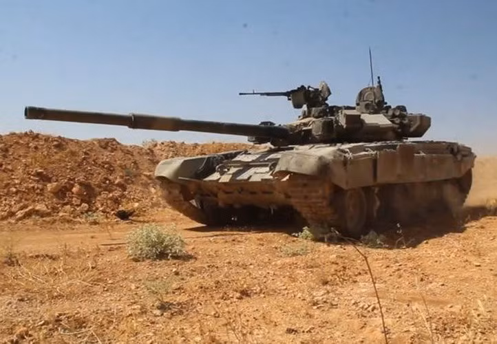 Về hỏa lực, xe tăng T-90 được trang bị pháo 2A46M cỡ nòng 125mm có khả năng bắn được cả tên lửa có điều khiển qua nòng.