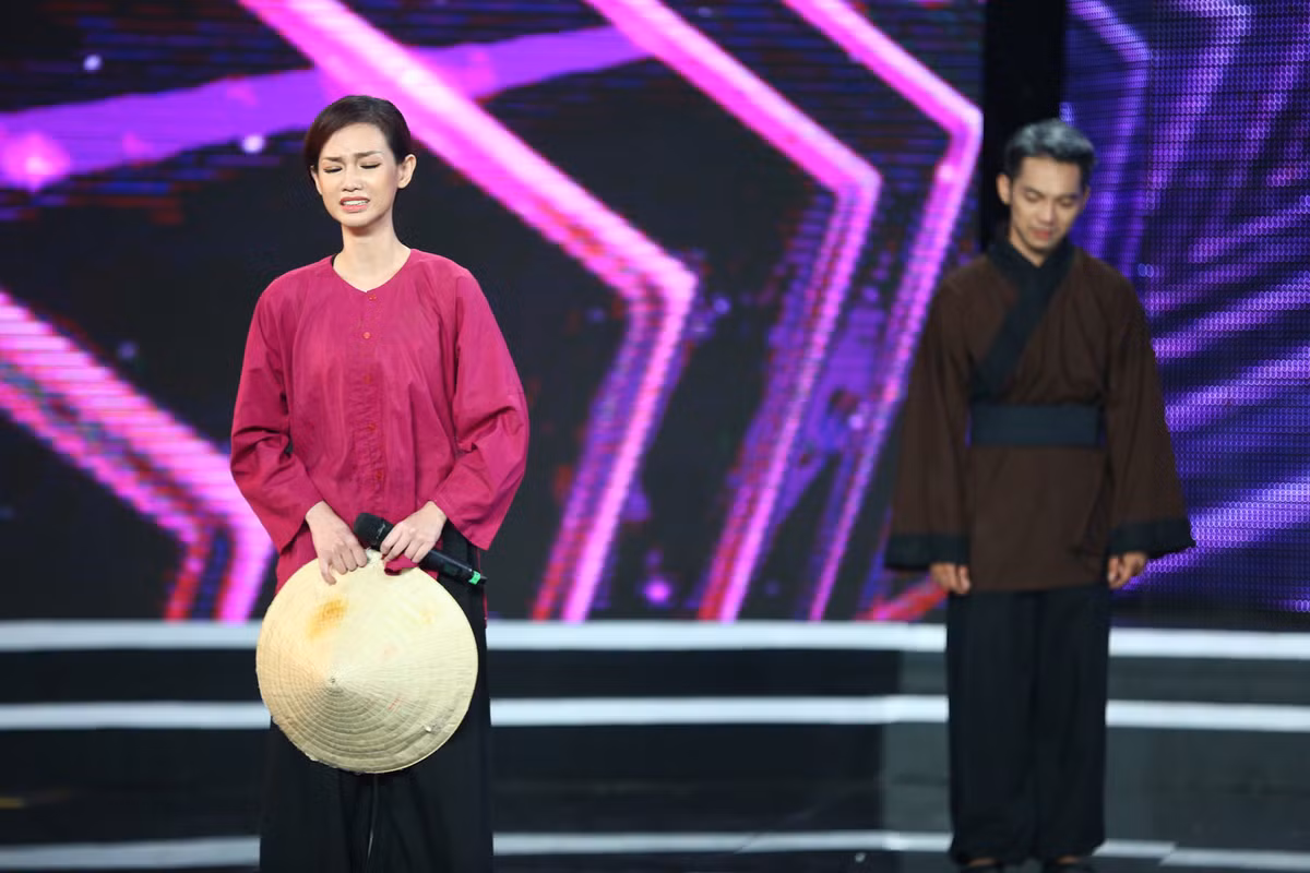 Đây chỉ là tình tiết nhỏ trong tiểu phẩm "Tìm về" của đội Chanh Thần của MC Quỳnh Chi, ca sĩ Mai Quốc Việt và diễn viên Phạm Yến. "Bà mẹ một con" Quỳnh Chi cũng gây xúc động khi hóa thân vào nhân vật có nhiều nét tương đồng với câu chuyện thật của cô ngoài đời.