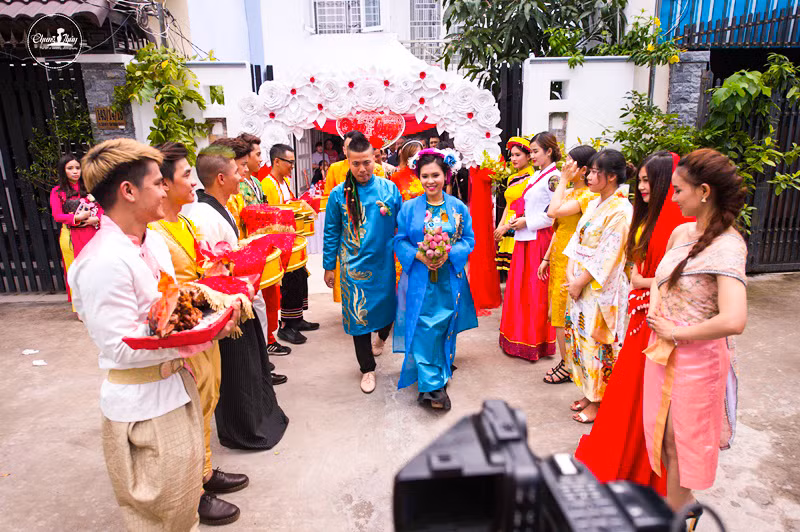Không khó để nhận ra một số gương mặt nổi bật tham gia trong ê-kíp rước dâu của bên nhà trai gồm Quán quân ca sĩ giấu mặt Trọng Khương, Quán quân Miss DJ Mie, DJ Nguyễn Nhạc, DJ Sunny,...