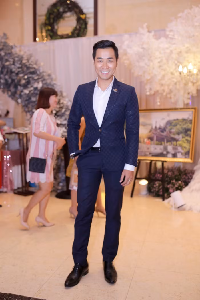 MC Nguyên Khang lịch lãm với vest đi dự đám cưới.