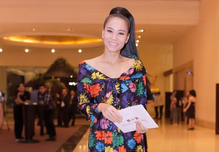 Nữ hoàng nhạc dance diện chiếc đầm họa tiết hoa tươi tắn một mình xuất hiện tại đám cưới của cặp đôi triệu view DJ Wang Trần - đạo diễn Thanh Nhân.