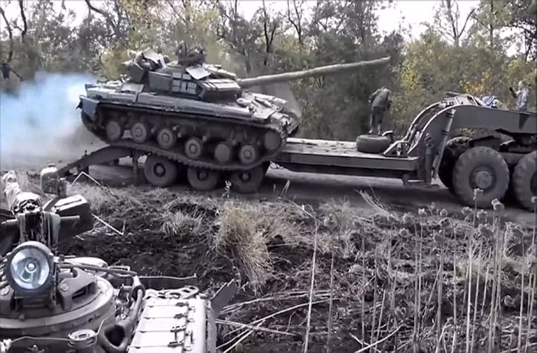 Trong trường hợp chiếc T-64 của Ukraine gặp sự cố cả lái xe cũng như binh sĩ hướng dẫn đã không chú ý tới việc một phần bánh xích của chiếc xe tăng đã trượt ra khỏi thanh dẫn lên xe đầu kéo. Và khi chiếc T-64 rú ga để vượt lên sàn toàn bộ chiếc xe đã đổ hết về một phía do cụm bánh xích bên phải trượt ra khỏi sàn xe.