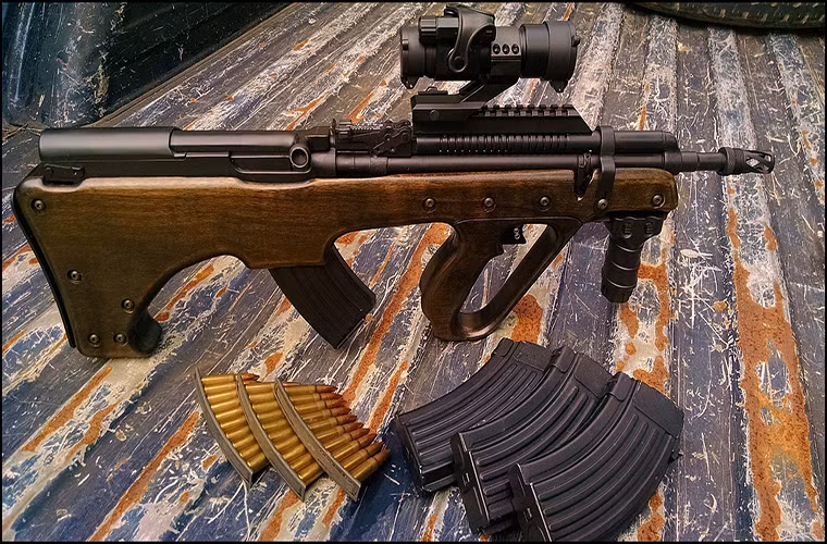 Trong ảnh là một khẩu SKS được độ lại với thiết kế của một khẩu súng Bullpup (băng đạn được đặt phía sau) với kích thước chỉ bằng một nửa so với phiên bản SKS tiêu chuẩn.