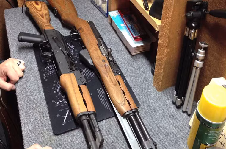 Giống như súng trường tấn công AK-47, SKS là một trong những món vũ khí ưa thích của các nhà sưu tầm súng ở Mỹ, thậm chí việc sở hữu một khẩu SKS ở Mỹ còn dễ dàng hơn so với AK-47 do nó được vào dòng súng bán tự động. Nhưng không phải vì thế mà chúng vô hại.