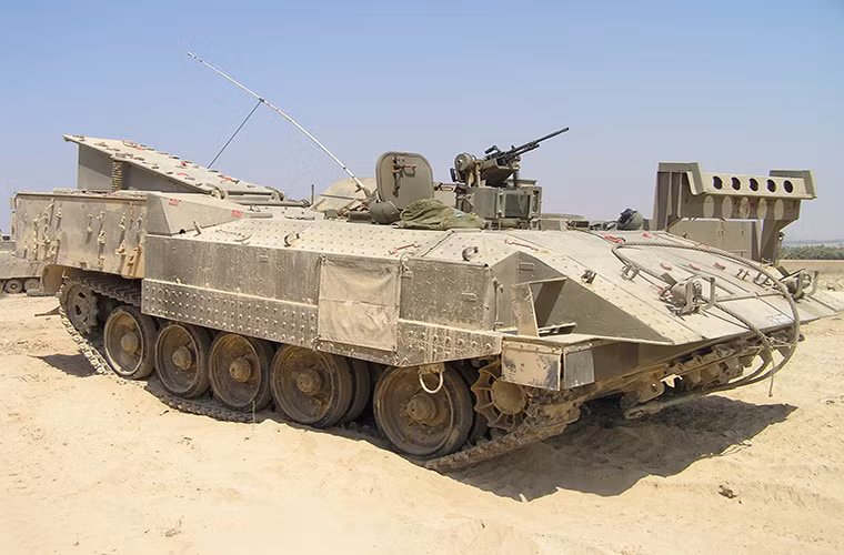 Thậm chí tất cả những chiếc xe bọc thép Israel tịch thu được từ Quân đội Ai Cập và Syria trong những năm 1967 và 1973 đều được IDF nâng cấp và tái sử dụng cho đến tận năm 1990. Và ít người biết rằng xe bọc thép chở quân Achzarit nổi tiếng của Israel lại là biến thể nâng cấp của xe tăng chiến đấu chủ lực T-55 do Liên Xô chế tạo.